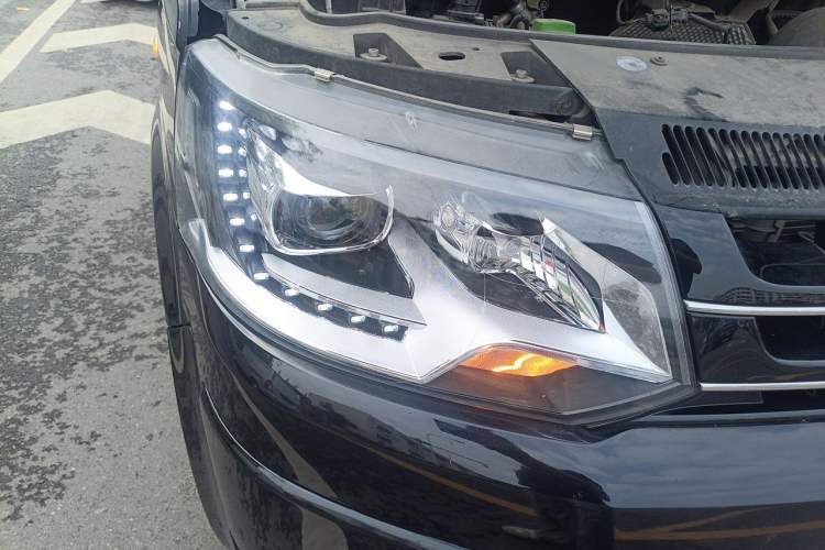 Used Volkswagen Caravelle 2014 2.0 TSI Four-Wheel Drive Comfort Edition Right Front Headlight