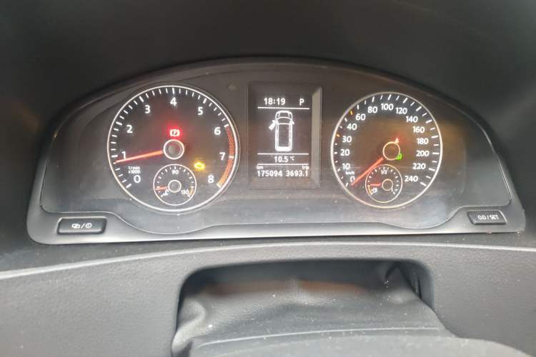 Used Volkswagen Caravelle 2014 2.0 TSI Four-Wheel Drive Comfort Edition Odometer Close Up