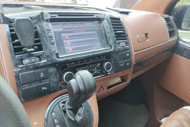 Used Volkswagen Caravelle 2015 2.0 TSI Four-Wheel Drive Comfort Edition Audio And AC Panel