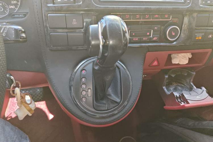 Used Volkswagen Caravelle 2015 2.0 TSI Four-Wheel Drive Comfort Edition Gear Lever