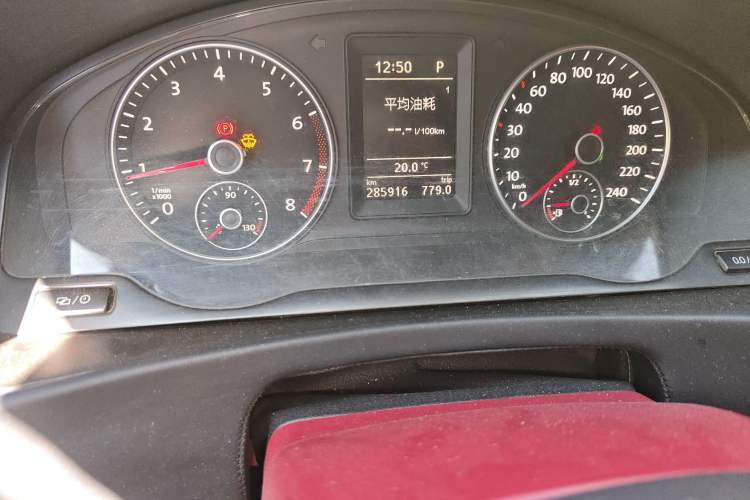 Used Volkswagen Caravelle 2015 2.0 TSI Four-Wheel Drive Comfort Edition Odometer Close Up
