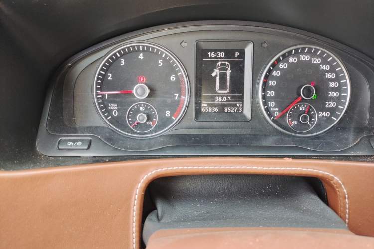 Used Volkswagen Caravelle 2015 2.0 TSI Four-Wheel Drive Comfort Edition Odometer Close Up