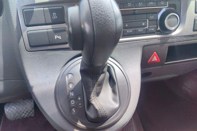 Used Volkswagen Caravelle 2015 2.0 TSI Four-Wheel Drive Comfort Edition Gear Lever