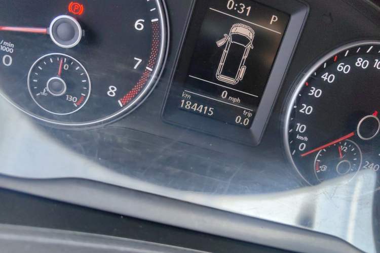 Used Volkswagen Caravelle 2015 2.0 TSI Four-Wheel Drive Comfort Edition Odometer Close Up
