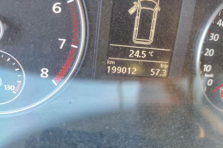 Used Volkswagen Caravelle 2015 2.0 TSI Four-Wheel Drive Comfort Edition Odometer Close Up