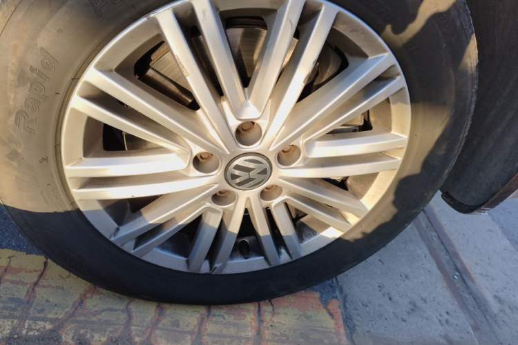 Used Volkswagen Caravelle 2015 2.0 TSI Four-Wheel Drive Comfort Edition Right Front Wheel Hub