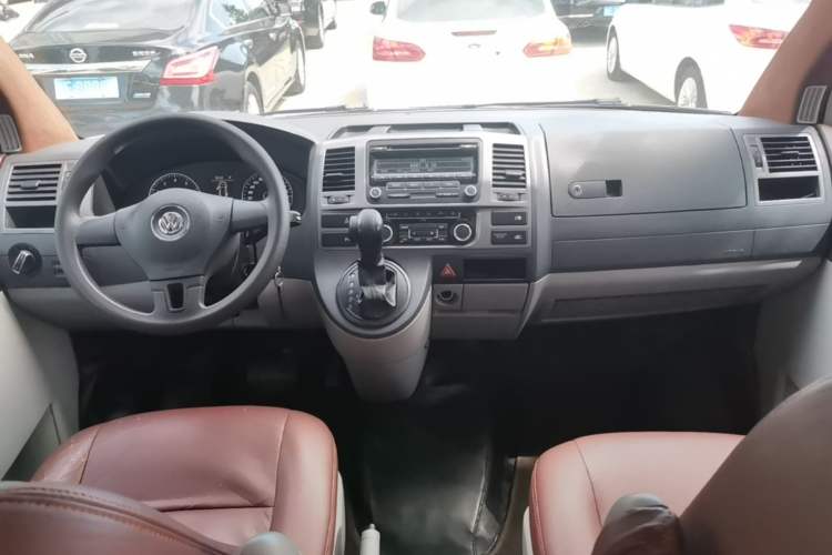 Used Volkswagen Caravelle 2015 2.0 TSI Four-Wheel Drive Comfort Edition Center Console
