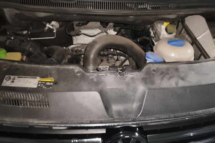Used Volkswagen Caravelle  Engine Bay