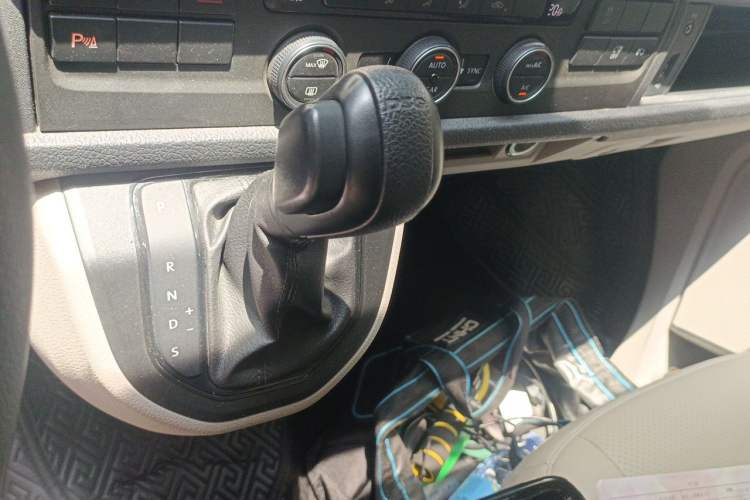 Used Volkswagen Caravelle 2016 2.0 TSI 4x4 Comfort Edition 9 Seats Gear Lever