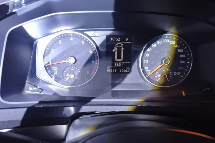 Used Volkswagen Caravelle  Odometer Close Up