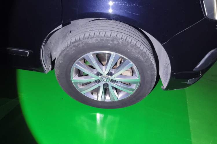 Used Volkswagen Caravelle  Right Front Wheel Hub