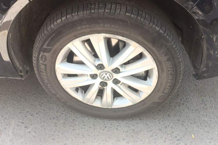 Used Volkswagen Caravelle 2016 2.0 TSI 4x4 Comfort Edition 9 Seats Right Front Wheel Hub