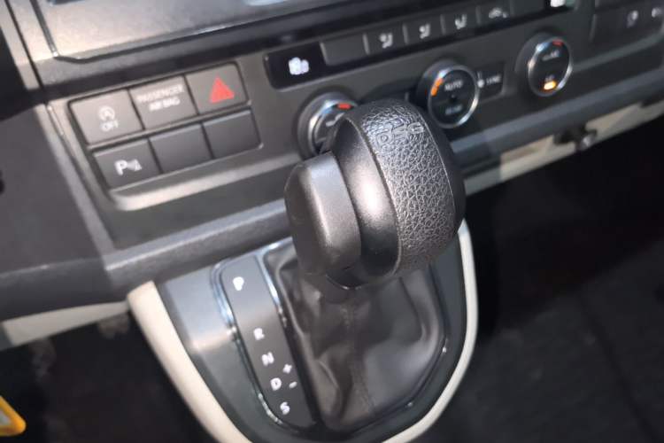 Used Volkswagen Caravelle 2016 2.0 TSI 4x4 Comfort Edition 9 Seats Gear Lever