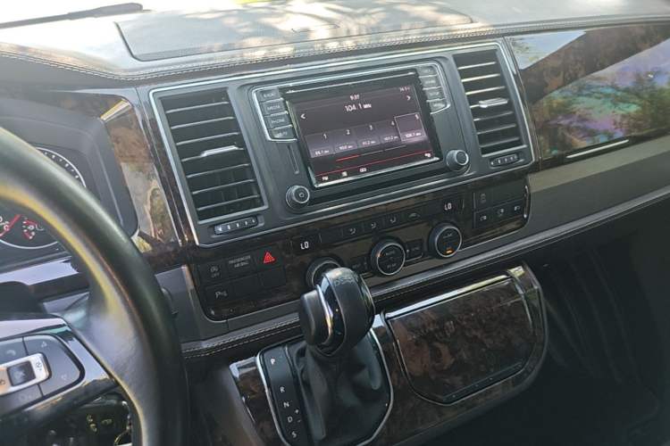 Used Volkswagen Caravelle 2017 2.0 TSI 4x4 Luxury Edition 7-Seater Audio And AC Panel