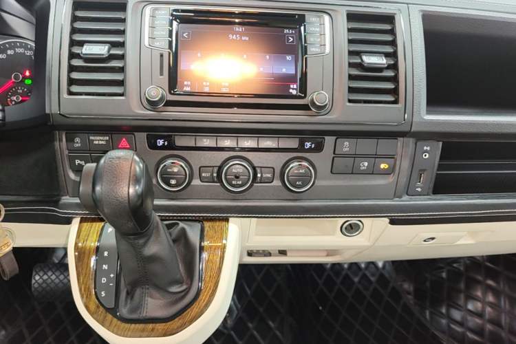Used Volkswagen Caravelle 2017 2.0 TSI 4x4 Comfort Edition 7-Seater Audio And AC Panel
