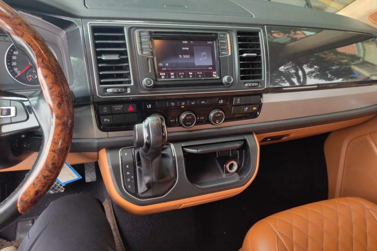 Used Volkswagen Caravelle 2017 2.0 TSI 4x4 Luxury Edition 7-Seater Audio And AC Panel