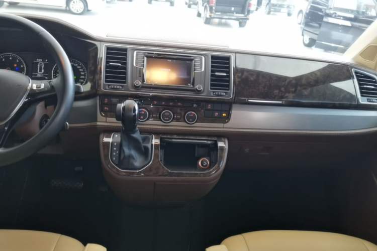 Used Volkswagen Caravelle 2017 2.0 TSI 4x4 Luxury Edition 7-Seater Audio And AC Panel