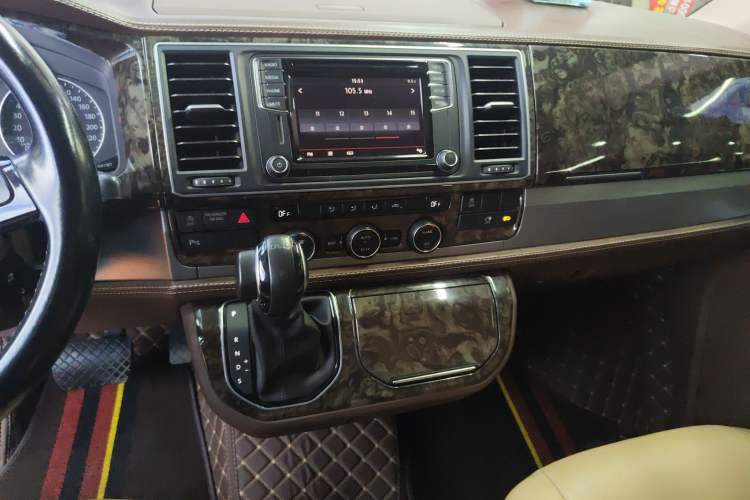 Used Volkswagen Caravelle 2017 2.0 TSI 4x4 Luxury Edition 7-Seater Audio And AC Panel
