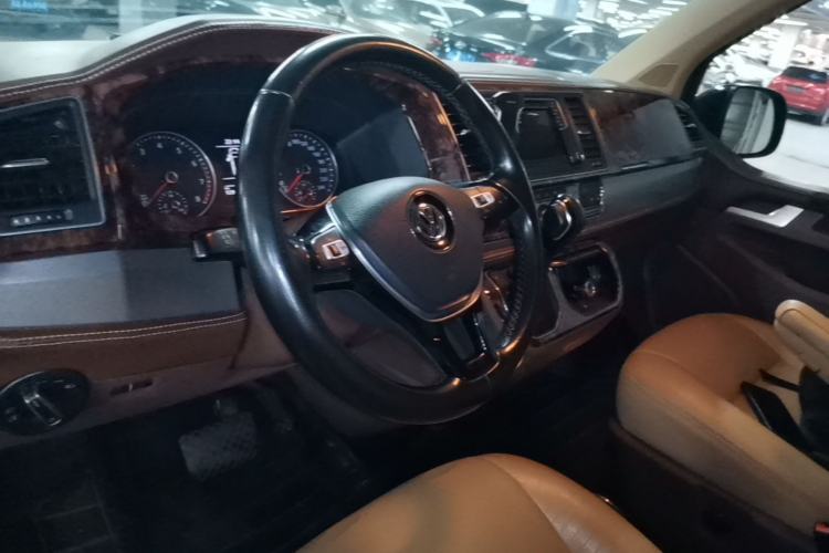 Used Volkswagen Caravelle 2017 2.0 TSI 4x4 Comfort Edition 7-Seater Center Console