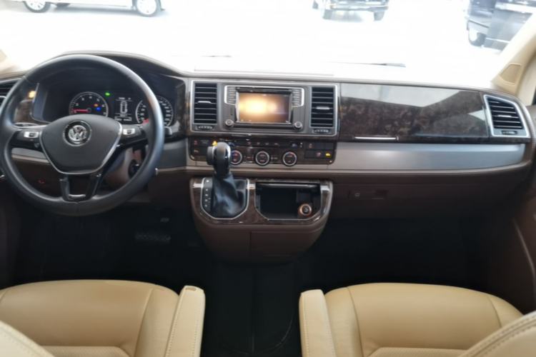 Used Volkswagen Caravelle 2017 2.0 TSI 4x4 Luxury Edition 7-Seater Center Console