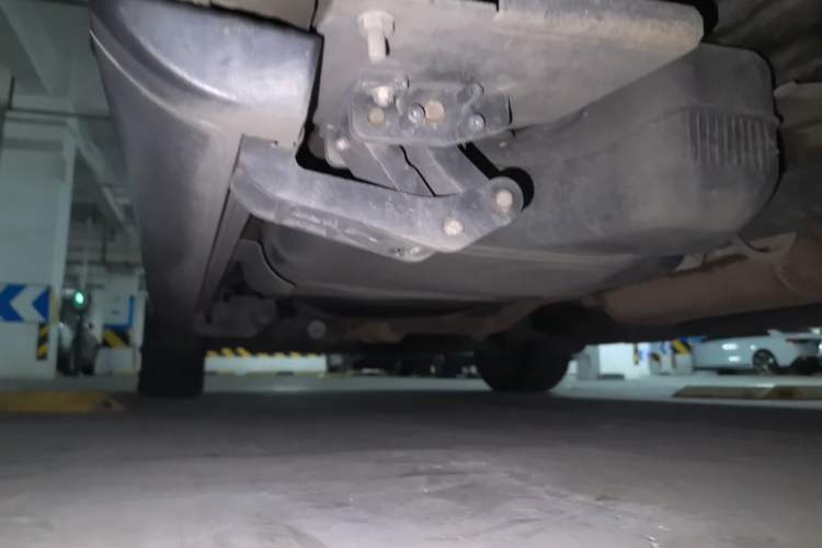 Used Volkswagen Caravelle  Chassis Rear Left