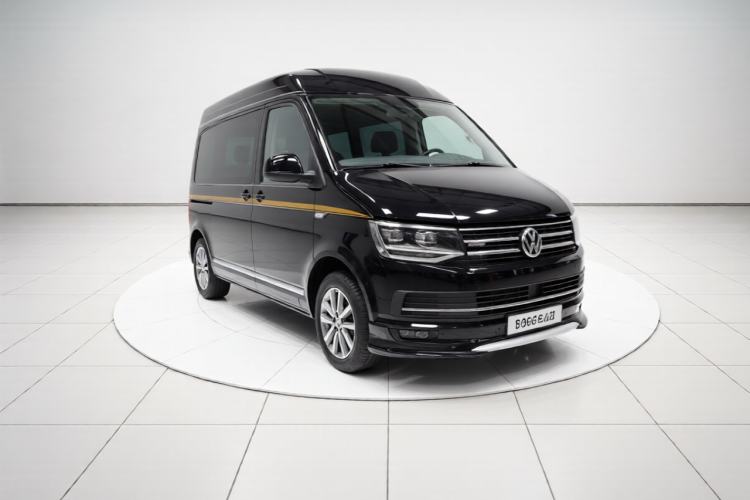 Used Volkswagen Caravelle 2017 2.0 TSI 4x4 Luxury Edition 7-Seater Front Right 45 Deg