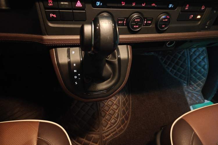 Used Volkswagen Caravelle 2017 2.0 TSI 4x4 Comfort Edition 7-Seater Gear Lever