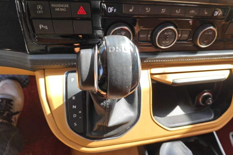Used Volkswagen Caravelle 2017 2.0 TSI 4x4 Luxury Edition 7-Seater Gear Lever