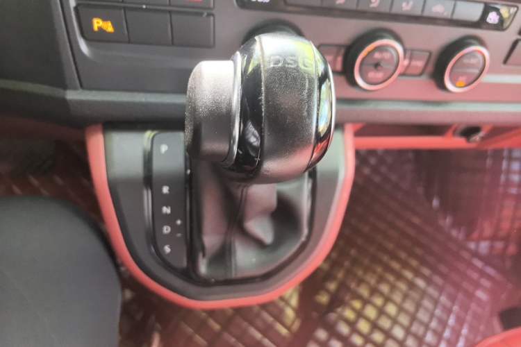 Used Volkswagen Caravelle 2017 2.0 TSI 4x4 Luxury Edition 7-Seater Gear Lever