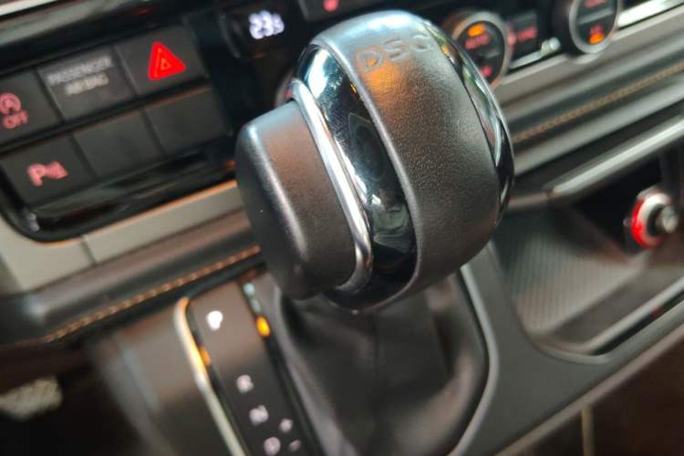 Used Volkswagen Caravelle 2017 2.0 TSI 4x4 Luxury Edition 7-Seater Gear Lever