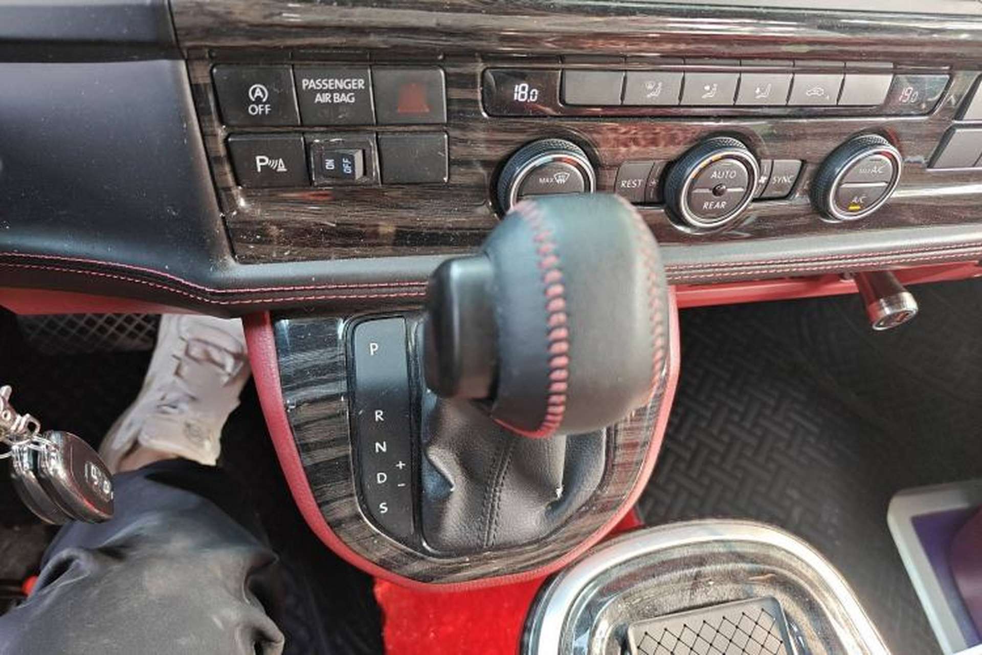 Used Volkswagen Caravelle 2017 2.0 TSI 4x4 Comfort Edition 7-Seater Gear Lever