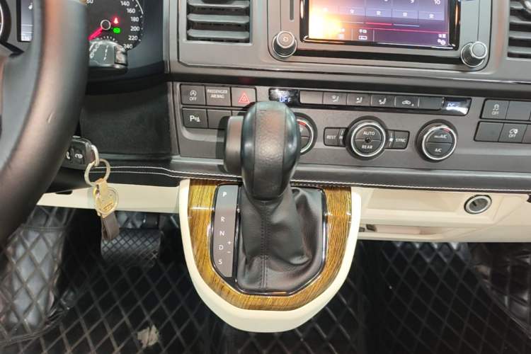 Used Volkswagen Caravelle 2017 2.0 TSI 4x4 Comfort Edition 7-Seater Gear Lever