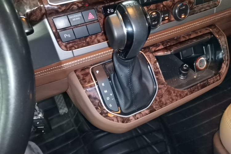 Used Volkswagen Caravelle 2017 2.0 TSI 4x4 Comfort Edition 7-Seater Gear Lever
