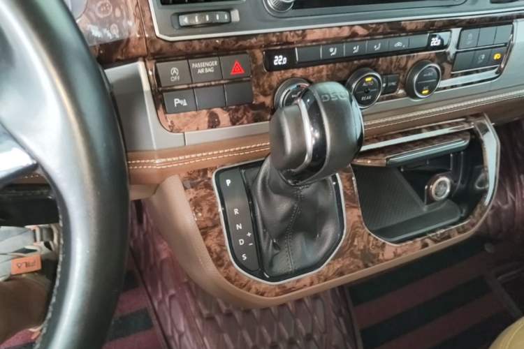 Used Volkswagen Caravelle 2017 2.0 TSI 4x4 Luxury Edition 7-Seater Gear Lever
