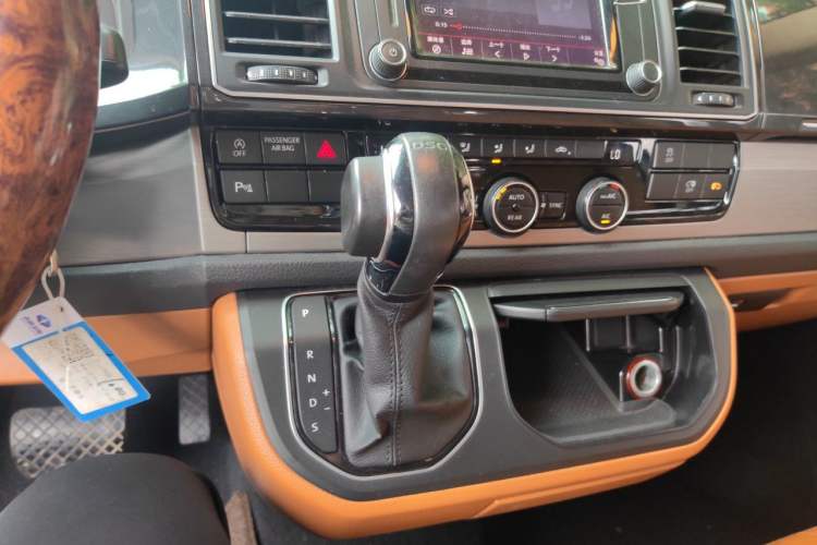 Used Volkswagen Caravelle 2017 2.0 TSI 4x4 Luxury Edition 7-Seater Gear Lever