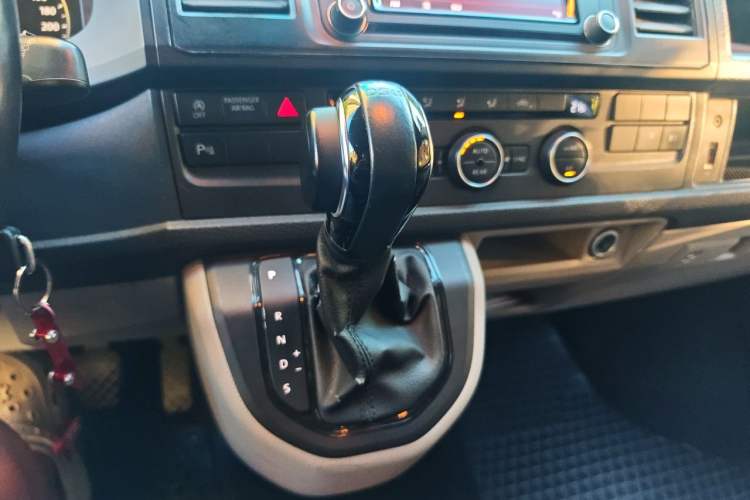 Used Volkswagen Caravelle 2017 2.0 TSI 4x4 Comfort Edition 7-Seater Gear Lever