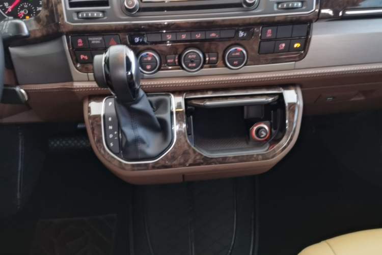 Used Volkswagen Caravelle 2017 2.0 TSI 4x4 Luxury Edition 7-Seater Gear Lever