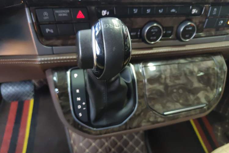 Used Volkswagen Caravelle 2017 2.0 TSI 4x4 Luxury Edition 7-Seater Gear Lever