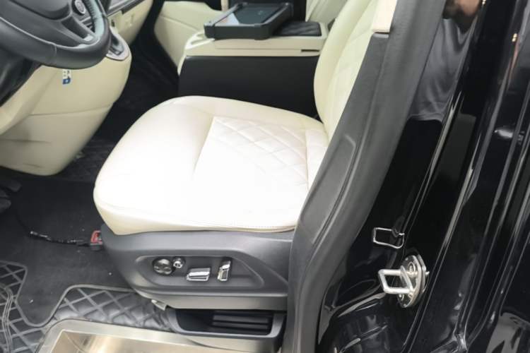 Used Volkswagen Caravelle 2017 2.0 TSI 4x4 Comfort Edition 7-Seater Left Front Seat
