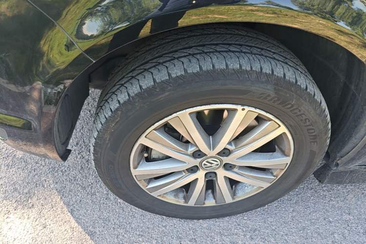 Used Volkswagen Caravelle 2017 2.0 TSI 4x4 Luxury Edition 7-Seater Left Front Wheel Hub