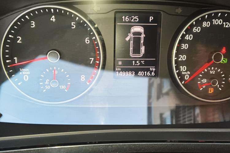 Used Volkswagen Caravelle 2017 2.0 TSI 4x4 Comfort Edition 7-Seater Odometer Close Up