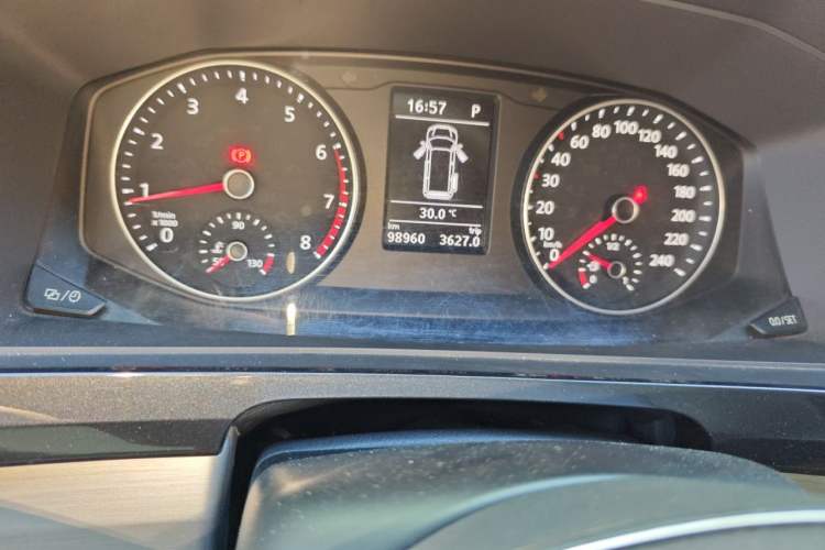 Used Volkswagen Caravelle 2017 2.0 TSI 4x4 Comfort Edition 7-Seater Odometer Close Up