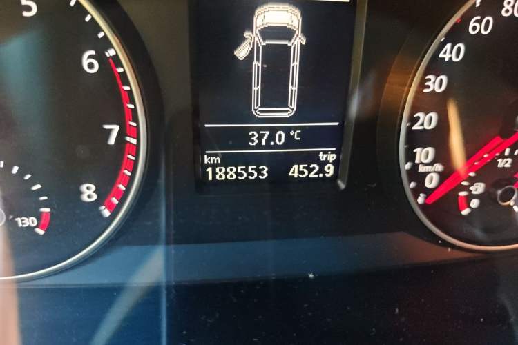 Used Volkswagen Caravelle 2017 2.0 TSI 4x4 Comfort Edition 7-Seater Odometer Close Up
