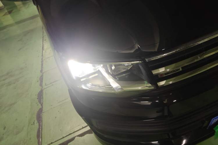 Used Volkswagen Caravelle 2017 2.0 TSI 4x4 Comfort Edition 7-Seater Right Front Headlight