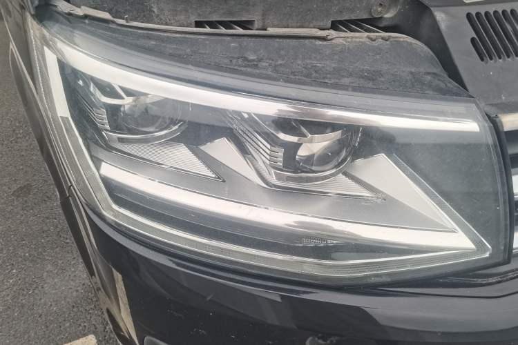 Used Volkswagen Caravelle 2017 2.0 TSI 4x4 Comfort Edition 7-Seater Right Front Headlight