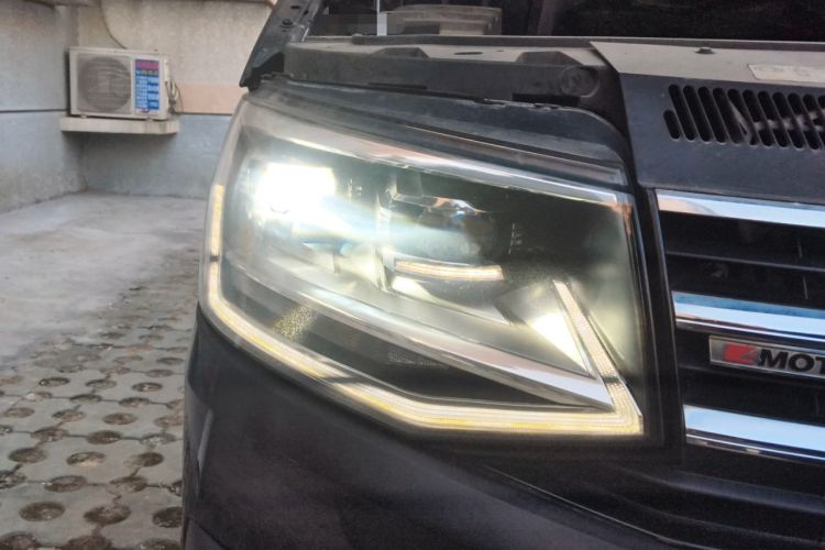 Used Volkswagen Caravelle 2017 2.0 TSI 4x4 Comfort Edition 7-Seater Right Front Headlight