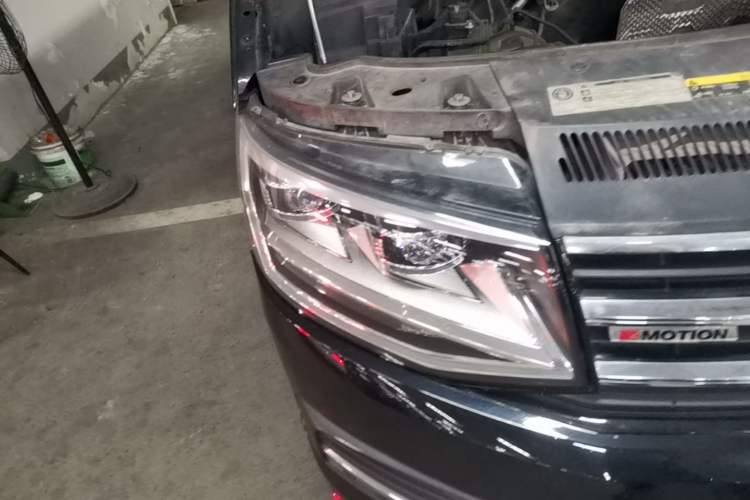 Used Volkswagen Caravelle 2017 2.0 TSI 4x4 Comfort Edition 7-Seater Right Front Headlight