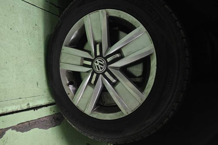Used Volkswagen Caravelle 2017 2.0 TSI 4x4 Comfort Edition 7-Seater Right Front Wheel Hub