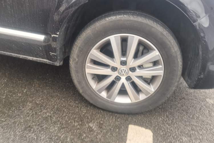 Used Volkswagen Caravelle 2017 2.0 TSI 4x4 Comfort Edition 7-Seater Right Front Wheel Hub