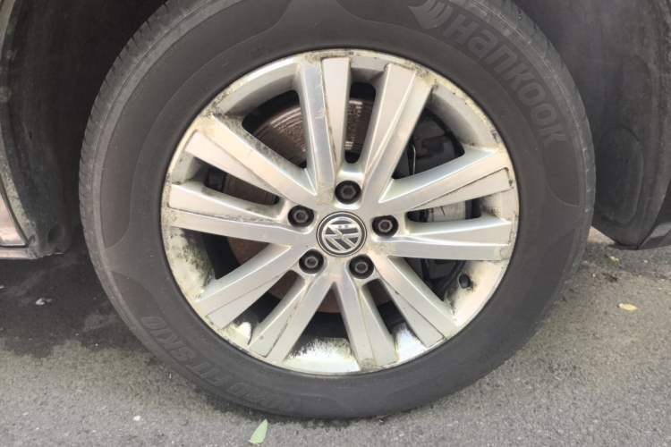 Used Volkswagen Caravelle 2017 2.0 TSI 4x4 Luxury Edition 7-Seater Right Front Wheel Hub